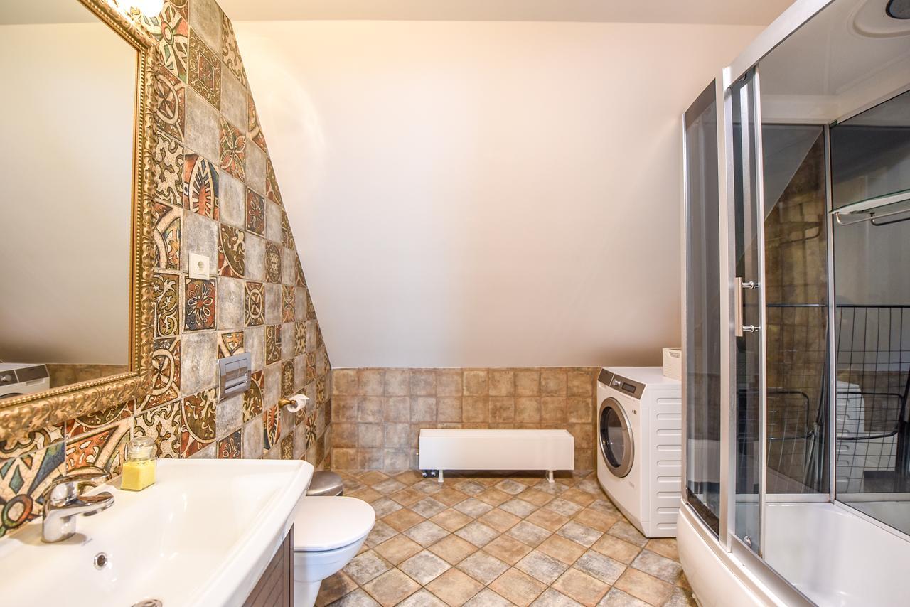Kubu 4-Rooms Apartment クライペダ エクステリア 写真