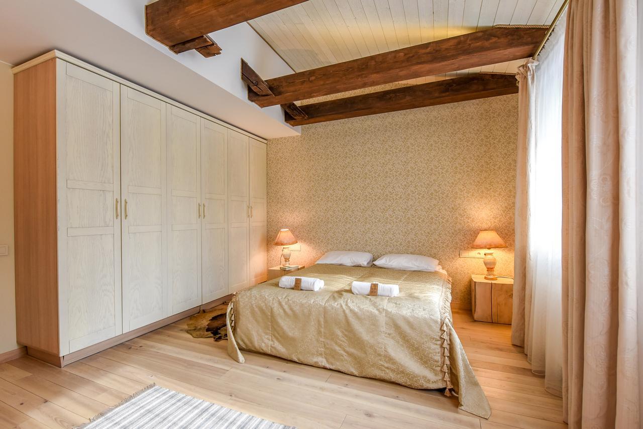 Kubu 4-Rooms Apartment クライペダ エクステリア 写真